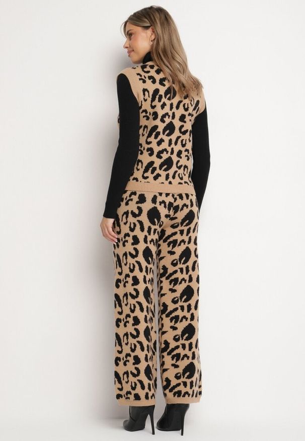 Born2be - Brązowy Dzianinowy Komplet w Panterkę z Wiskozą Kamizelka na Guziki i Spodnie z Gumką Tirtina. Kolor: brązowy. Materiał: wiskoza, dzianina. Wzór: motyw zwierzęcy