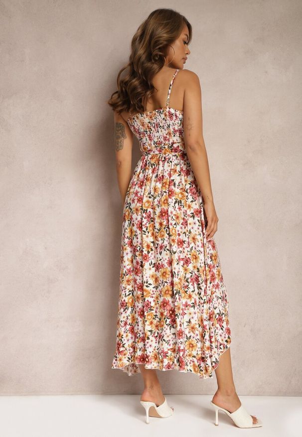 Renee - Biało-Pomarańczowa Kopertowa Sukienka z Bawełny w Kwiaty na Ramiączkach Rissanda. Okazja: na co dzień, na imprezę. Kolor: biały. Materiał: bawełna. Długość rękawa: na ramiączkach. Wzór: kwiaty. Sezon: lato. Typ sukienki: kopertowe. Styl: casual