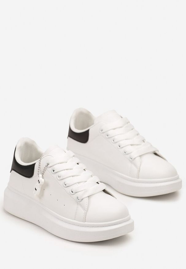 Renee - Biało-Czarne Casualowe Sneakersy z Zawieszką Misiem Ulevidia. Okazja: na co dzień. Zapięcie: sznurówki. Kolor: biały. Materiał: jeans. Sezon: wiosna, lato. Sport: turystyka piesza