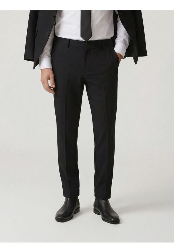Reserved - Spodnie chino slim fit - czarny. Kolor: czarny. Materiał: dzianina, wiskoza
