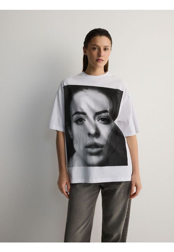 Reserved - Oversizowy t-shirt z nadrukiem - czarny. Kolor: czarny. Materiał: bawełna. Wzór: nadruk