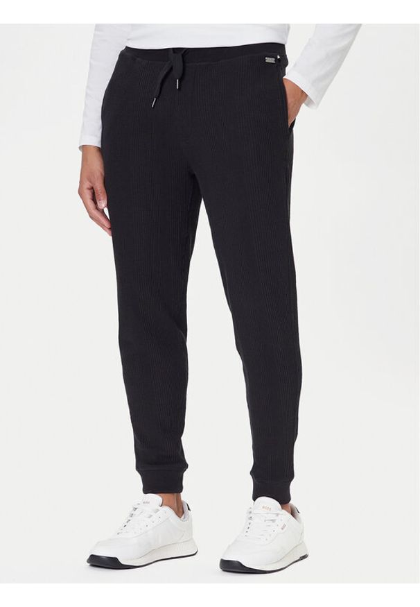 BOSS Spodnie dresowe Structure 50540577 Czarny Regular Fit. Kolor: czarny. Materiał: bawełna, syntetyk