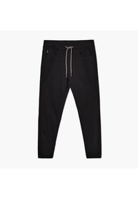 Cropp - Gładkie czarne joggery - Czarny. Kolor: czarny. Materiał: materiał, bawełna, tkanina, włókno. Długość: długie. Wzór: gładki. Styl: klasyczny #1