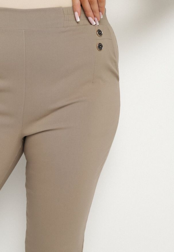 Born2be - Ciemnobeżowe Spodnie z Wiskozą i Ozdobnymi Guzikami Tenzina. Okazja: na co dzień. Kolekcja: plus size. Kolor: beżowy. Materiał: wiskoza. Styl: sportowy, casual, elegancki