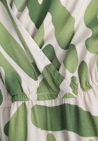 Renee - Zielona Sukienka z Wiskozy z Trójkątnym Dekoltem i Gumką w Pasie z Materiałowym Paskiem Viketa. Kolor: zielony. Materiał: wiskoza, materiał. Styl: elegancki #6