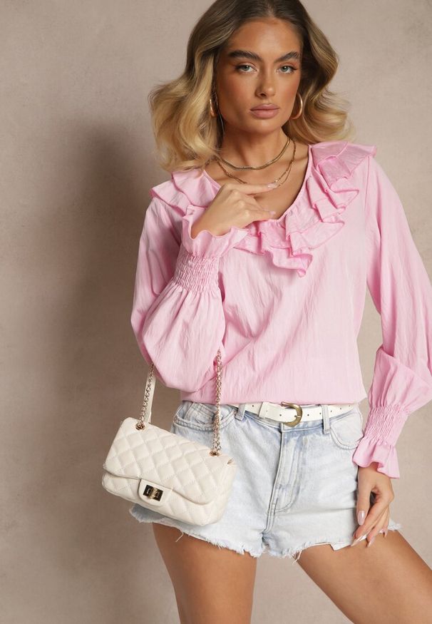 Renee - Różowa Rustykalna Bluzka z Wiskozą z Dekoltem w Serek i Falbankami Lislimi. Okazja: na spacer, na co dzień. Typ kołnierza: dekolt w serek, kołnierz z falbankami. Kolor: różowy. Materiał: wiskoza. Długość rękawa: długi rękaw. Długość: długie. Styl: casual