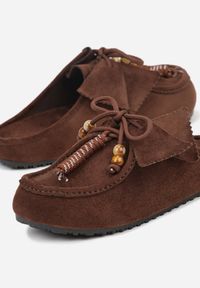 Renee - Bordowe Klapki Boat Shoes z Imitacji Zamszu z Kokardą i Koralikami Lodlia. Okazja: na co dzień. Kolor: czerwony. Materiał: zamsz. Wzór: paski. Styl: casual #5