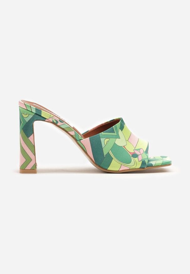 Renee - Zielone Klapki na Słupku Ozdobione Geometrycznym Motywem Tizana. Okazja: na co dzień. Kolor: zielony. Materiał: jeans. Wzór: aplikacja, geometria. Obcas: na słupku. Styl: elegancki, casual