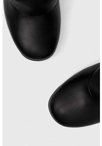 Steve Madden kozaki Mella damskie kolor czarny na słupku SM11002692. Nosek buta: okrągły. Kolor: czarny. Materiał: guma. Szerokość cholewki: normalna. Obcas: na słupku. Wysokość obcasa: średni #2