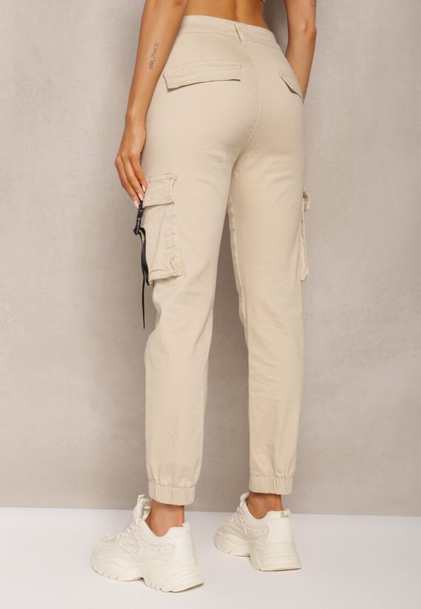 Renee - Jasnobeżowe Spodnie z Bawełny Joggery High Waist Abiranca. Okazja: na co dzień. Stan: podwyższony. Kolor: beżowy. Materiał: bawełna. Styl: casual