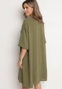 Born2be - Ciemnozielona Sukienka Pudełkowa z Guzikami i Ozdobnymi Haftami Jenivanea. Okazja: na co dzień. Typ kołnierza: dekolt w serek. Kolor: zielony. Materiał: skóra. Długość rękawa: długi rękaw. Wzór: haft. Styl: casual, elegancki #3