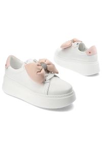 CheBello - Białe Sneakersy Chebello Wygodne Obuwie Damskie Z Kokardą. Kolor: biały. Materiał: nubuk