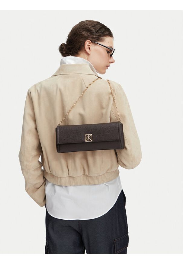 Calvin Klein Torebka Emblem Hw Pebble Clutch LV04F3740G Brązowy. Kolor: brązowy. Materiał: skórzane