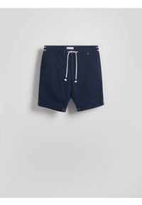 Reserved - Szorty slim fit - granatowy. Kolor: niebieski. Materiał: bawełna, tkanina