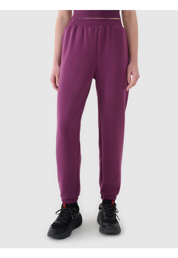 4f - 4F Spodnie dresowe joggery z modalem damskie - fioletowe XS. Kolor: fioletowy. Materiał: dresówka. Wzór: gładki, ze splotem. Sport: fitness
