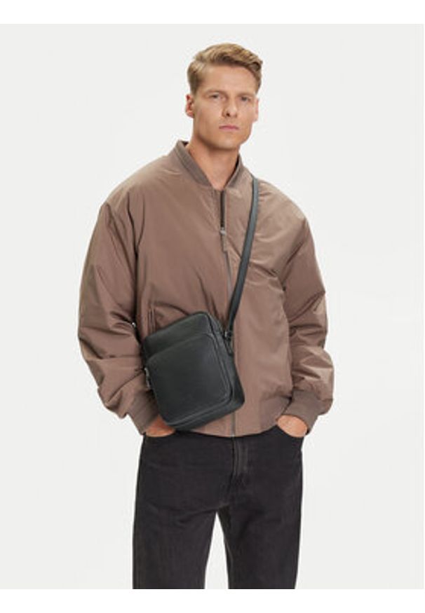 Calvin Klein Saszetka Micro Pebble Crossbody S LV04D3076G Czarny. Kolor: czarny. Materiał: skóra