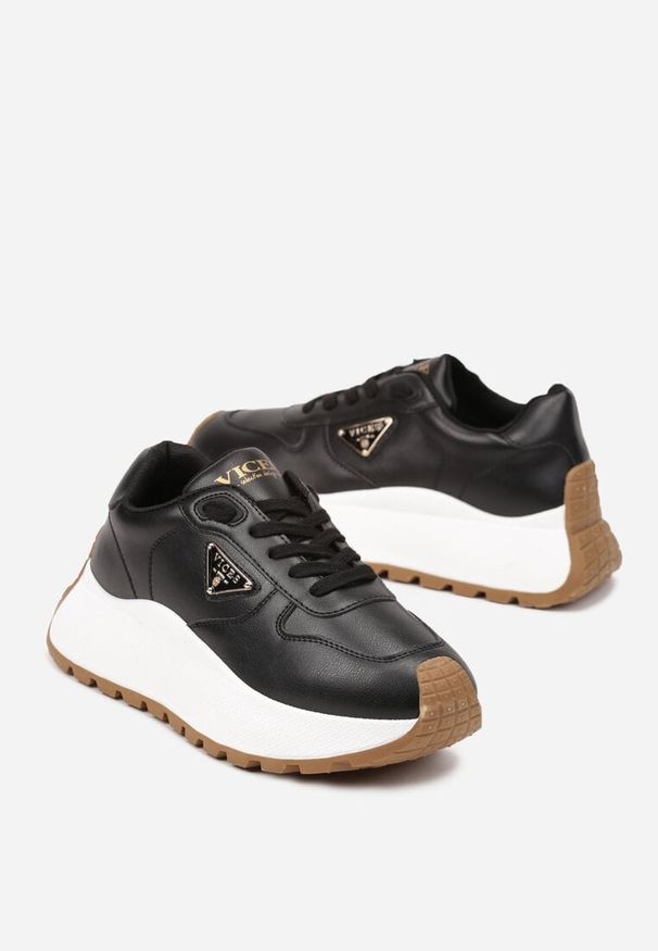Born2be - Czarne Sneakersy Vices na Grubej Podeszwie z Metaliczną Ozdobą Nelastra. Okazja: na co dzień. Nosek buta: okrągły. Zapięcie: sznurówki. Kolor: czarny. Materiał: jeans. Wzór: aplikacja