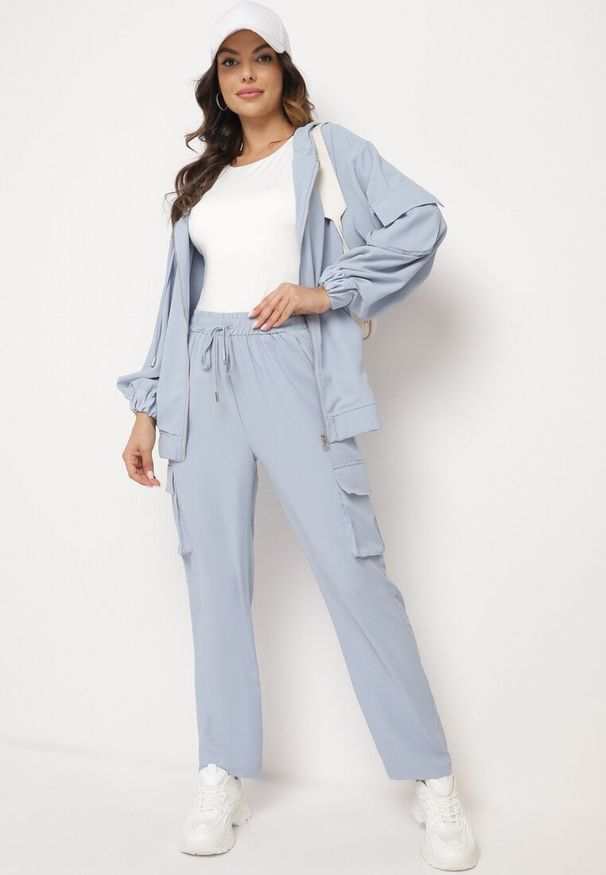 Born2be - Jasnoniebieski Komplet Dresowy w Stylu Cargo z Bluzą z Kapturem i Spodniami z Kieszeniami Kaivira. Kolor: niebieski. Materiał: dresówka