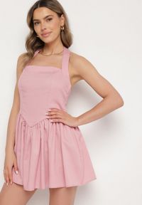 Born2be - Różowa Rozkloszowana Sukienka Vices z Paskiem na Szyję Nelimira. Okazja: na co dzień. Kolor: różowy. Wzór: aplikacja. Styl: elegancki, casual