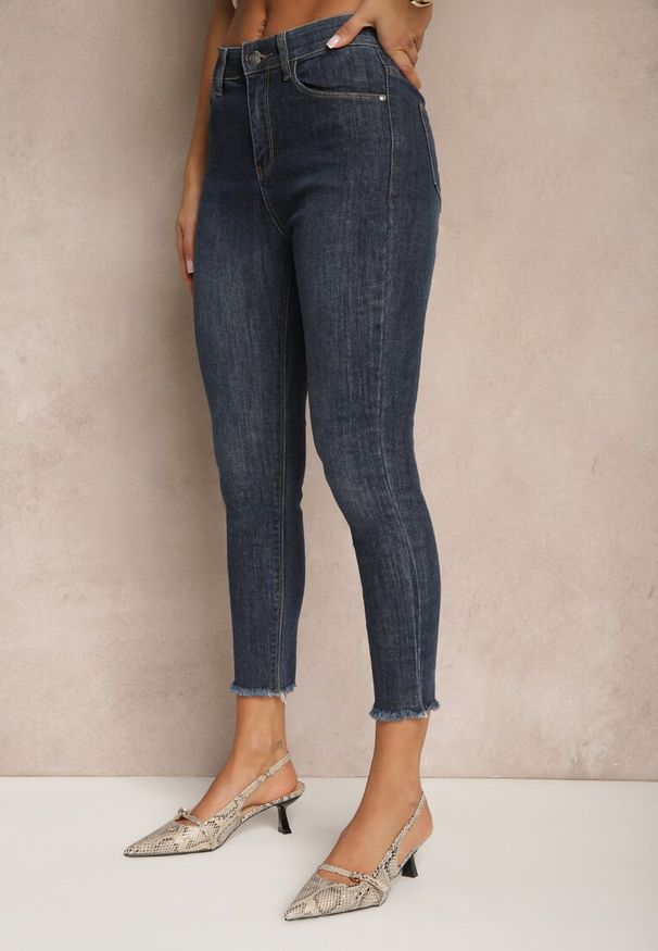 Renee - Granatowe Jeansy Slim z Elastyczną Talią Caliti. Okazja: na co dzień. Kolor: niebieski. Styl: elegancki, klasyczny, casual
