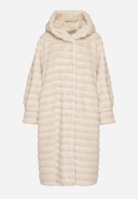 Born2be - Beżowy Futrzany Płaszcz w Pikowany Wzór z Kapturem Esarra. Okazja: na spacer, na co dzień, na spotkanie biznesowe, do pracy. Typ kołnierza: kaptur. Kolor: beżowy. Materiał: futro. Długość: długie. Styl: casual, biznesowy, elegancki #6