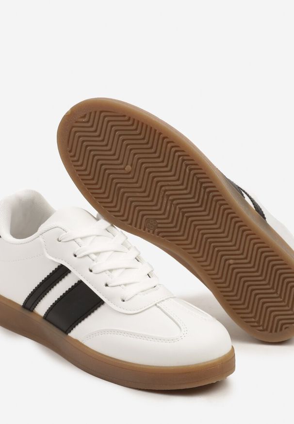 Renee - Białe Sneakersy Typu Tenisówki Ozdobione Paskami Amolana. Okazja: na co dzień. Zapięcie: pasek. Kolor: biały. Materiał: jeans. Wzór: aplikacja