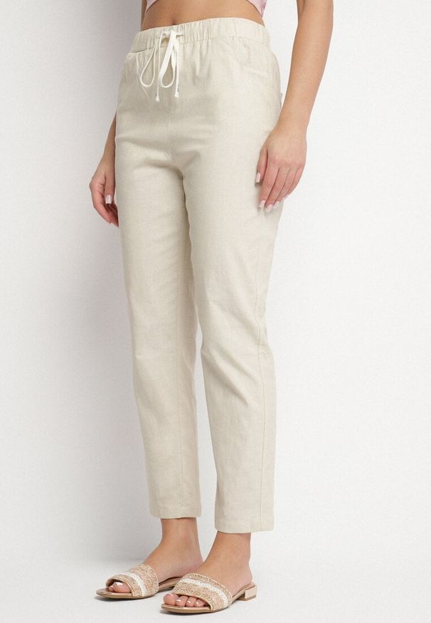 Born2be - Ciemnobeżowe Bawełniane Spodnie z Wiązaniem Galtebis. Okazja: na co dzień. Kolor: beżowy. Materiał: bawełna. Styl: elegancki, casual