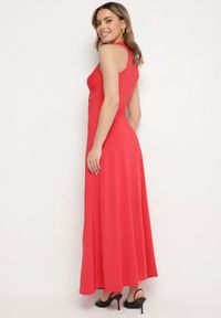 Born2be - Czerwona Rozkloszowana Sukienka Bez Rękawów z Wiskozą Zdobiona Marszczeniem Folenissa. Okazja: na imprezę. Typ kołnierza: kokarda, dekolt w kształcie V. Kolor: czerwony. Materiał: wiskoza. Długość rękawa: bez rękawów. Wzór: aplikacja. Typ sukienki: rozkloszowane #4