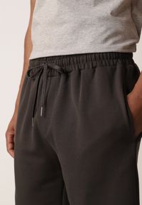 Born2be - Ciemnoszare Szorty Dresowe z Bawełną i Sznurkami Leofiel. Okazja: na co dzień, na spacer. Kolor: szary. Materiał: bawełna, dresówka. Wzór: napisy. Styl: casual, klasyczny #7