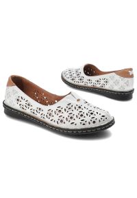 Półbuty damskie Artiker, naturalna skóra licowa z perforowaną cholewką o dekoracyjnym wzorze oraz elastyczną podeszwą z widocznym obszyciem, białe, 4. Okazja: na co dzień. Kolor: biały. Materiał: skóra. Szerokość cholewki: normalna. Wzór: ażurowy. Sezon: lato. Styl: casual, klasyczny #5