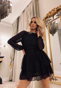 Renee - Czarna Sukienka Dimplesky. Typ kołnierza: kokarda, kołnierz z falbankami. Kolor: czarny. Materiał: tkanina. Długość: mini