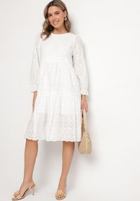 Born2be - Biała Ażurowa Rozkloszowana Sukienka z Bawełny Edilavia. Okazja: na imprezę, do pracy, na co dzień. Kolor: biały. Materiał: bawełna. Wzór: ażurowy. Sezon: lato. Styl: elegancki, casual #1