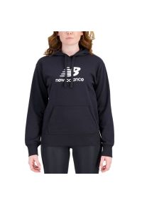 Bluza New Balance WT31533BK - czarna. Typ kołnierza: kaptur. Kolor: czarny. Materiał: bawełna, tkanina, poliester. Wzór: aplikacja. Styl: sportowy, klasyczny
