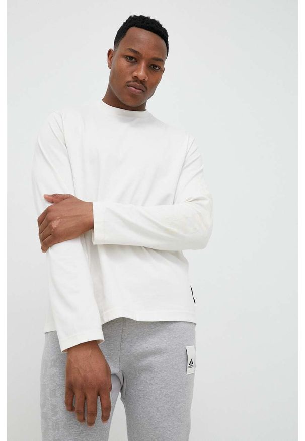 Adidas - adidas longsleeve bawełniany kolor beżowy gładki. Kolor: beżowy. Materiał: bawełna. Długość rękawa: długi rękaw. Wzór: gładki