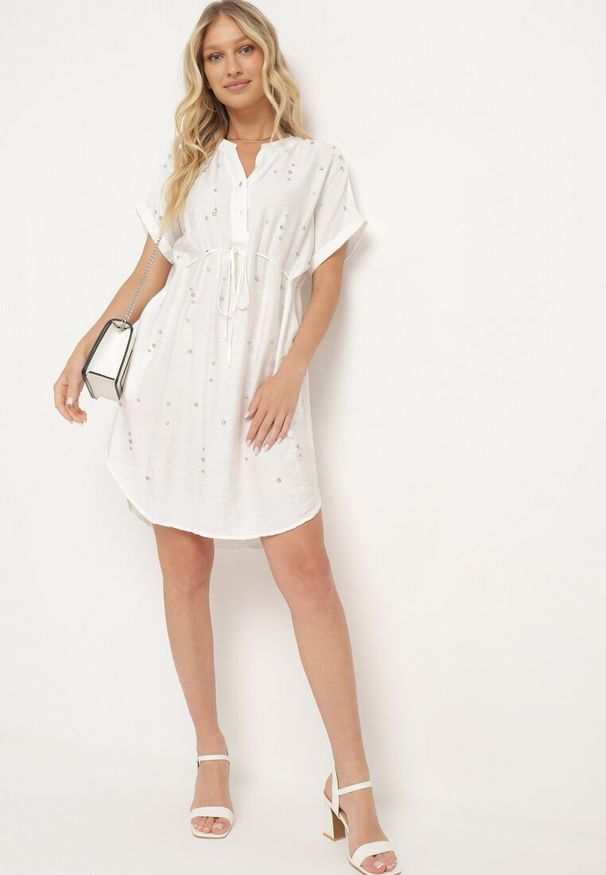 Born2be - Biała Pudełkowa Sukienka ze Ściągaczem w Talii Zdobiona Cyrkoniami Pilefia. Typ kołnierza: dekolt w kształcie V. Kolor: biały. Długość rękawa: krótki rękaw. Wzór: aplikacja. Styl: elegancki