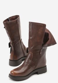 Renee - Brązowe Botki Biker Boots Zdobione Klamerkami i Kieszonką Nalinnea. Okazja: na imprezę, na co dzień. Kolor: brązowy. Materiał: jeans, skóra. Wzór: aplikacja. Styl: elegancki, casual, rockowy #5
