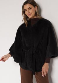 Born2be - Czarne Ponczo z Futerkiem i Wiązanym Paskiem Monalena. Okazja: do pracy, na co dzień, na spotkanie biznesowe. Kolor: czarny. Materiał: futro. Styl: casual, elegancki, biznesowy #5
