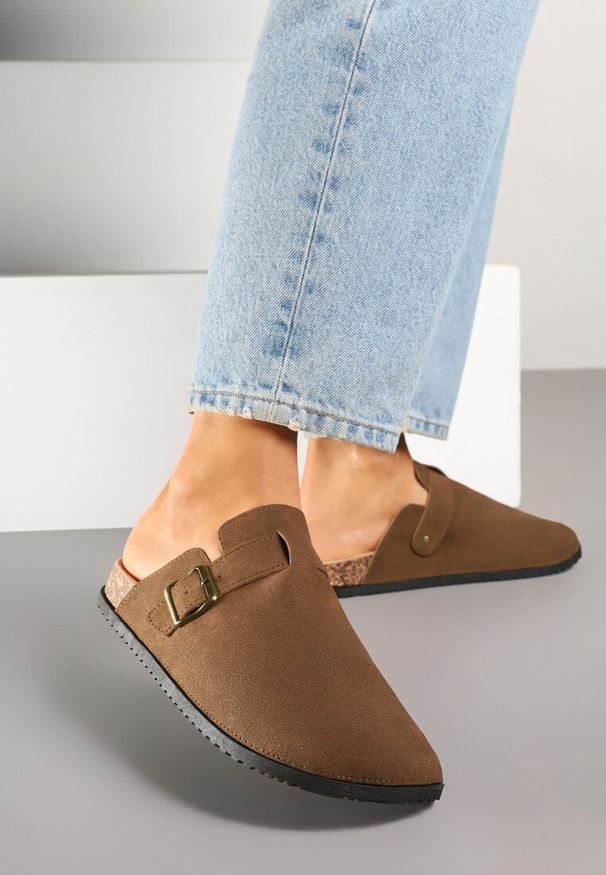 Born2be - Brązowe Klapki w Stylu Chodaków z Klamrami Uliadriela. Okazja: na co dzień, na imprezę, na spacer. Kolor: brązowy. Materiał: jeans. Sezon: lato. Styl: klasyczny, casual