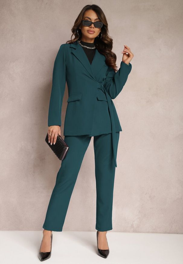 Renee - Ciemnozielona Marynarka z Trójkątnym Dekoltem z Paskiem w Talii Thuva. Kolor: zielony. Styl: elegancki