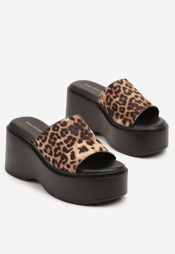 Renee - Panterkowe Basicowe Klapki na Platformie Faliriela. Okazja: na co dzień. Nosek buta: otwarty. Materiał: jeans. Obcas: na platformie. Styl: elegancki, casual
