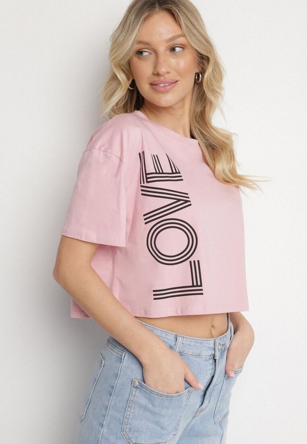 Born2be - Różowy Krótki Bawełniany T-shirt z Napisem Sannirra. Okazja: na co dzień. Kolor: różowy. Materiał: bawełna. Długość: krótkie. Wzór: napisy. Styl: klasyczny, casual