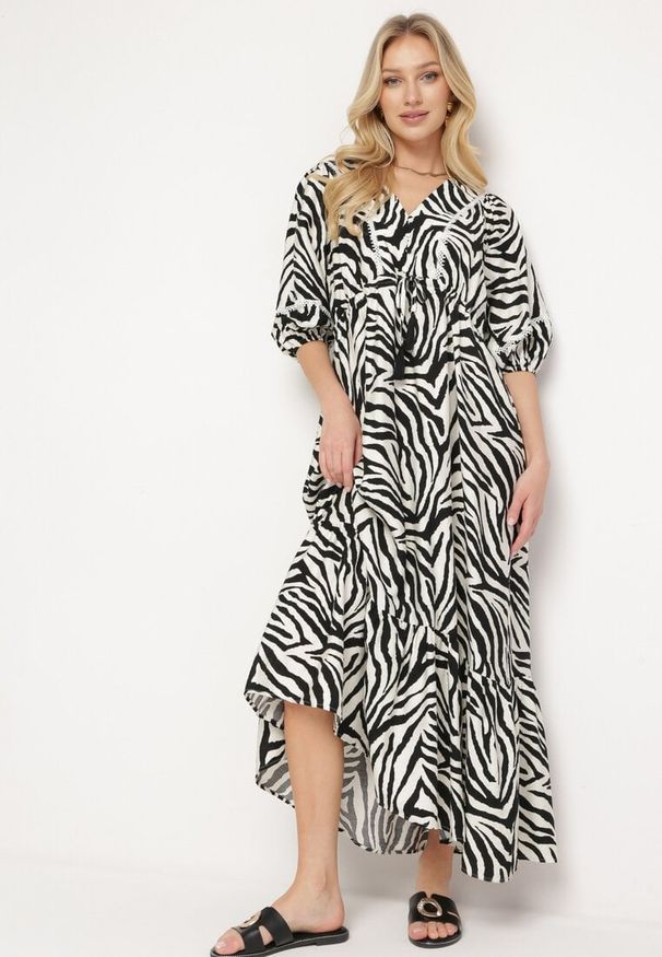 Born2be - Czarno-Biała Sukienka z Bawełny i Wiskozy w Abstrakcyjne Paski ze Sznurkiem w Talii Navarae. Okazja: na co dzień. Kolor: czarny. Materiał: bawełna, wiskoza. Wzór: paski. Typ sukienki: proste. Styl: wizytowy, casual