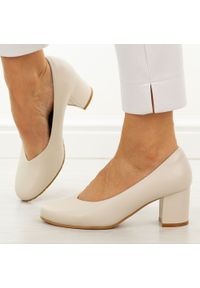 Beżowe skórzane czółenka damskie Cambell 19410. Okazja: na ślub cywilny, na wesele, na imprezę. Nosek buta: okrągły. Kolor: beżowy. Szerokość cholewki: normalna. Materiał: skóra. Sezon: wiosna, jesień, lato. Obcas: na obcasie. Styl: elegancki, klasyczny, wizytowy. Wysokość obcasa: średni #1