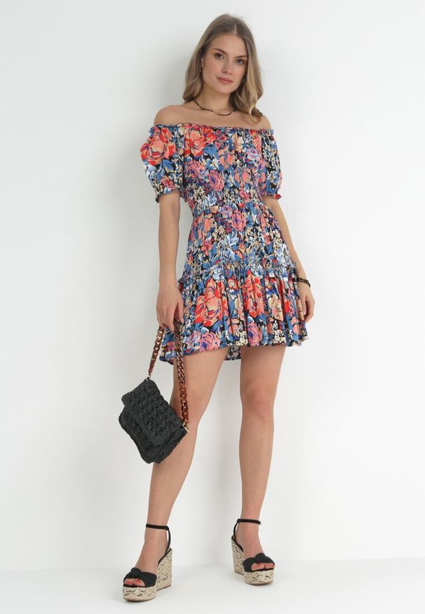 Born2be - Niebiesko-Czarna Wiskozowa Sukienka Mini z Gumkami w Pasie i Falbanką Muena. Typ kołnierza: kołnierz z falbankami. Kolor: niebieski. Materiał: wiskoza. Wzór: kwiaty. Długość: mini