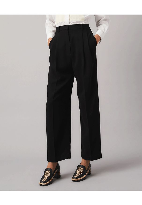 Tory Burch - TORY BURCH - Czarne spodnie z krepy. Stan: podwyższony. Kolor: czarny. Materiał: materiał. Długość: długie
