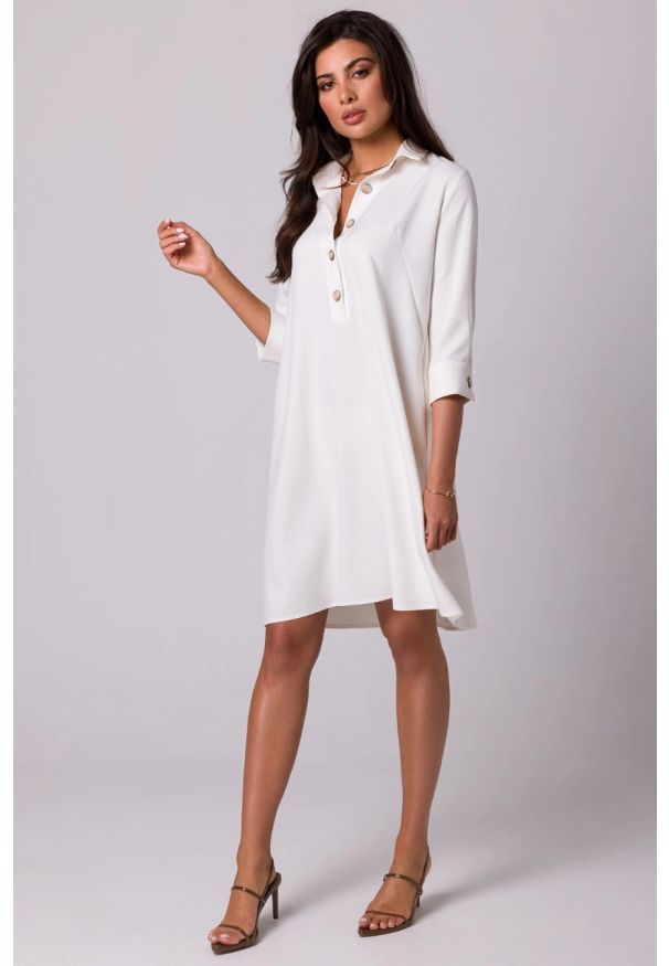 BeWear - Luźna sukienka z kołnierzykiem guzikami i kieszeniami ecru. Materiał: materiał. Typ sukienki: trapezowe