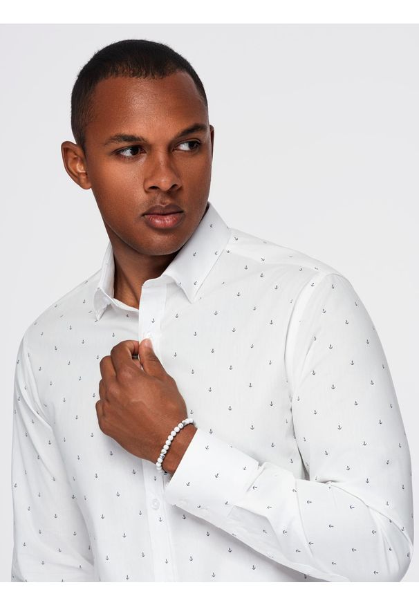 Ombre Clothing - Klasyczna męska bawełniana koszula SLIM FIT w kotwice - biała V3. Typ kołnierza: kołnierzyk klasyczny. Kolor: biały. Materiał: bawełna. Długość rękawa: długi rękaw. Długość: długie. Wzór: nadruk. Styl: klasyczny