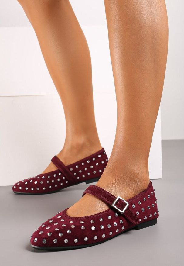 Renee - Bordowe Balerinki z Ekozamszu z Zapięciem na Klamerkę Ozdobione Cyrkoniami Daisanna. Kolor: czerwony. Wzór: aplikacja. Obcas: na obcasie. Styl: elegancki. Wysokość obcasa: niski