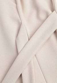 Renee - Beżowa Kopertowa Sukienka z Rozkloszowanym Dołem i Ozdobnym Wiązaniem Dannola. Okazja: na imprezę. Kolor: beżowy. Typ sukienki: kopertowe. Styl: elegancki #7