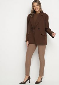 Born2be - Ciemnobeżowe Spodnie z Paskiem z Klamrą Falindea. Okazja: na co dzień. Kolor: beżowy. Styl: casual, sportowy #4